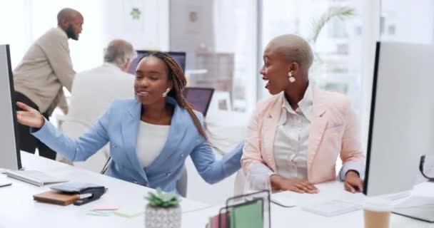 オフィスでの販売取引の達成を祝うために成功 コンピュータと幸せな従業員の高い5 サポートまたは興奮黒人女性は 労働者とKpiの目標やターゲットを祝う — ストック動画