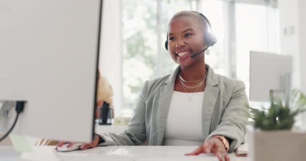 快乐的Crm 公司的黑人妇女和呼叫中心与微笑 计算机和关注现代办公室 与我们联系 客户服务专家 通过伦敦的服务台 愉快地 有远见地和电话地推销我们的产品 — 图库视频影像