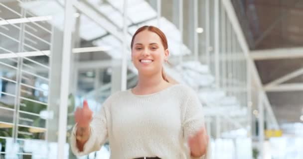 Kciuki Górę Uśmiech Businesswoman Chodzenie Kreatywnym Biurze Dla Sukcesu Pracowników — Wideo stockowe