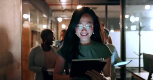 平板电脑和商务人员在完成工作任务后走进办公室 加班和亚洲妇女 带着一群朋友在黑暗的工作场所做完销售项目后回家 — 图库视频影像