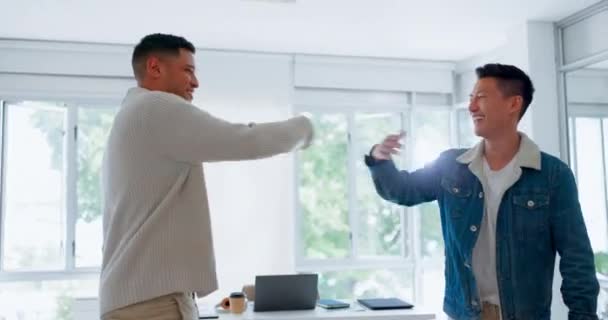 Erkekler Arkadaşlar Işbirliği Için Tokalaşma Ortaklık Ofiste Birlikte Mutlu Olma — Stok video