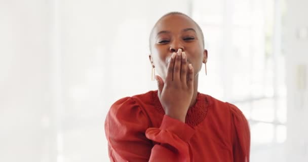 Sucesso Motivação Uma Mulher Negra Negócios Soprando Beijo Enquanto Estava — Vídeo de Stock