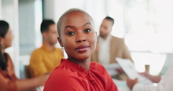 彼女のチームと企業プロジェクトを計画しているプロの黒人女性の会議 オフィス 職場の役員室で同僚と働くビジネス ディスカッション アフリカの女性従業員 — ストック動画