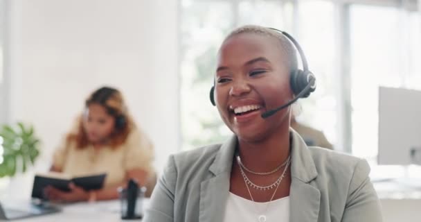 黑人妇女和客户服务工作者在呼叫中心边笑边讲笑话 在办公室谈话的电话推销 喜剧和快乐的女性销售代理 顾问或电话推销员 — 图库视频影像