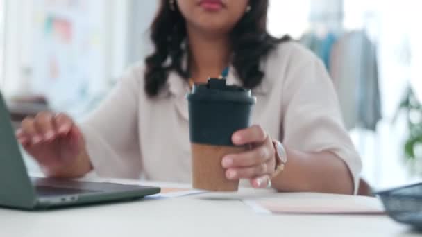 Kávé Dolgozó Üzletasszony Iszik Asztalnál Termelékenység Energia Elfoglalt Kreatív Cég — Stock videók