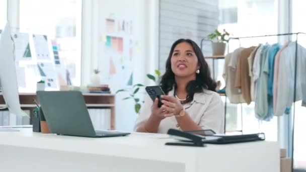 Telefon Heyecanlı Kadını Masasında Kurmak Müşteri Bağlantıları Iletişim Kurmak Için — Stok video