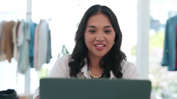 电子商务 时尚和震惊或兴奋的亚洲女人与笔记本电脑 快乐的微笑和掌声在小企业 创意创业 销售和服装设计师在网上商店庆祝成功 — 图库视频影像