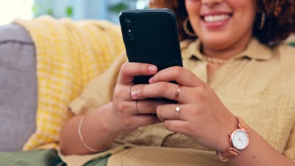 Χέρια Τηλέφωνο Και Μαύρη Γυναίκα Γελούσαν Στον Καναπέ Για Κοινωνικά — Αρχείο Βίντεο