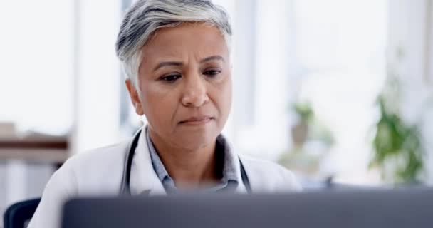 Cuidados Saúde Laptop Mulher Médico Fazendo Pesquisa Escritório Hospital Após — Vídeo de Stock
