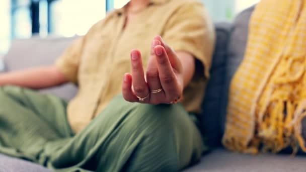 Gros Plan Mains Femme Sur Canapé Méditation Entraînement Pour Équilibre — Video