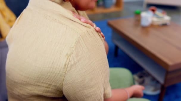 Frau Schulterschmerzen Mit Stress Und Müdigkeit Massage Gelenk Mit Medizinischen — Stockvideo