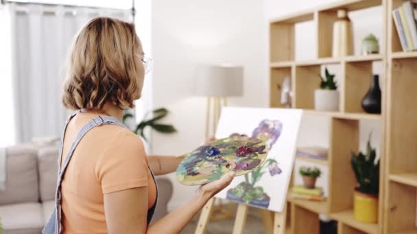 Γυναίκα Ζωγράφος Πίσω Σπίτι Στούντιο Και Σχεδιασμό Για Λουλούδια Δημιουργικότητα — Αρχείο Βίντεο
