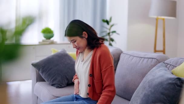 病気や女性のIbs 問題や不安の胃を感じている Sad Depression Asian Girl Touching Her Belly Body — ストック動画
