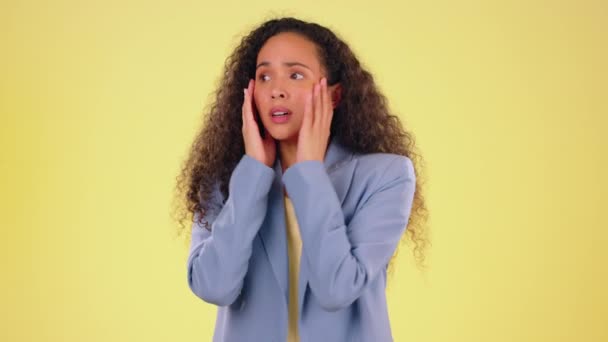 ストレスや恐怖 神経や心配の感情のための黄色の背景に黒い女性の心配顔 精神衛生 不安モックアップとストレスのある女の子 パニックとスタジオでの恐怖反応 — ストック動画