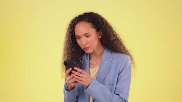Telefone Mulher Irritada Negra Estúdio Para Mensagens Texto Mídia Social — Vídeo de Stock