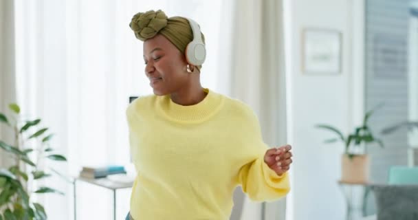 Μουσική Χορός Και Χαλάρωση Μια Μαύρη Γυναίκα Στο Σπίτι Της — Αρχείο Βίντεο