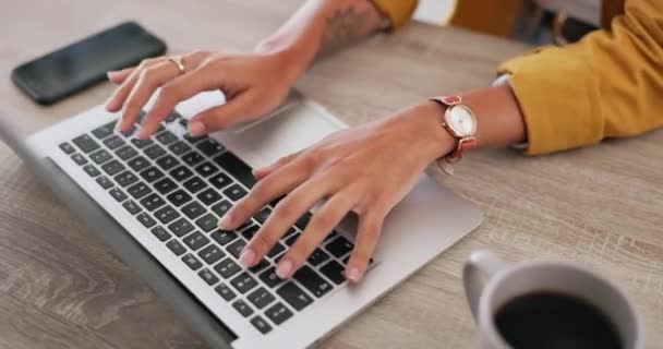 办公室桌上的妇女 人手和用于研究 规划或交流的笔记本电脑上的打字 从事电子邮件 社交媒体或商业及项目计划时间表计算机键盘工作的女性的手 — 图库视频影像
