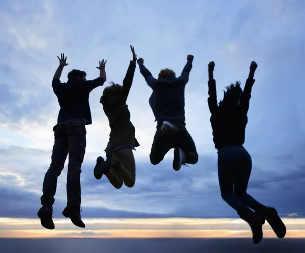 Celebra Vida Siempre Grupo Jóvenes Adultos Saltando Emoción Contra Cielo — Foto de Stock