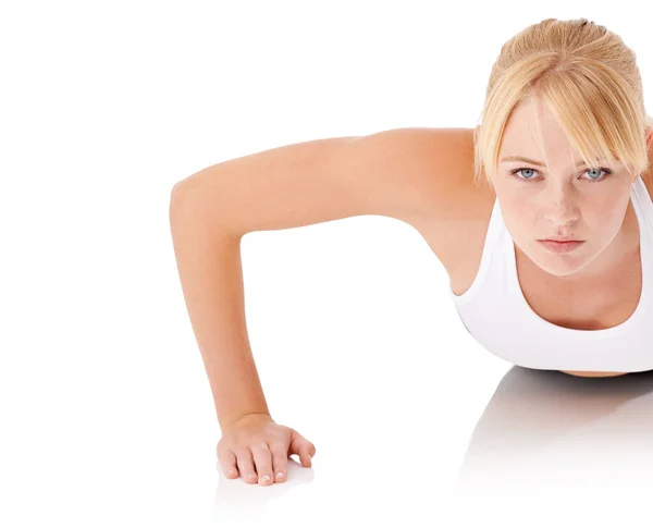 体の重量の練習を通してトーニング 白い背景を背景にプッシュアップを行う若い女性のクローズアップ肖像画 — ストック写真