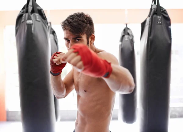 Připraven Souboj Portrét Mladého Boxera Tělocvičně Připraveného Boji — Stock fotografie