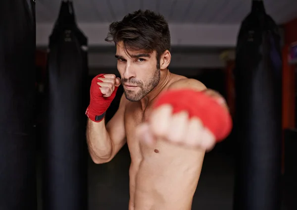 Chceš Něco Toho Portrét Mladého Boxera Tělocvičně Připraveného Boji — Stock fotografie