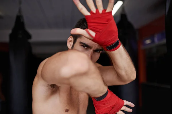 Kickboxing Vida Guapo Joven Kickboxer Gimnasio — Foto de Stock