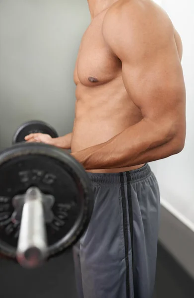 Diese Muskeln Aufbauschen Ein Mann Beim Krafttraining Einem Fitnessstudio — Stockfoto