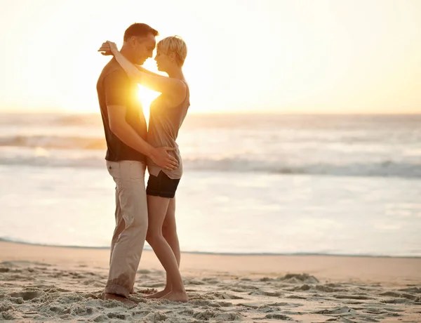 爱和日落 一对恋人在日落时分站在海滩上 — 图库照片
