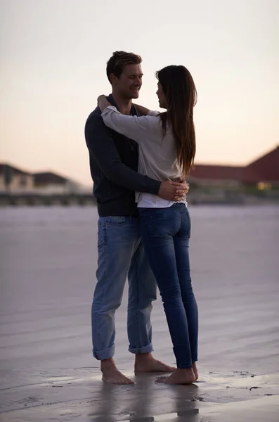 Gençlik Aşkı Gibisi Yoktur Genç Bir Çift Sahilde Romantik Bir — Stok fotoğraf