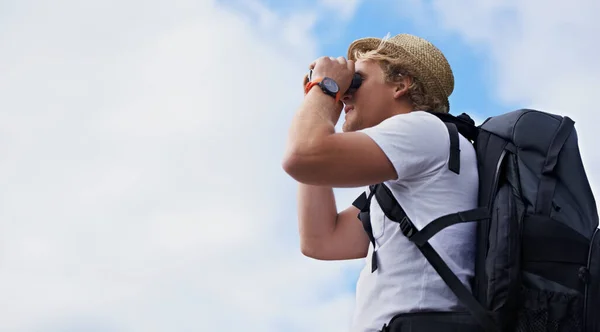 Apreciando Kilómetros Belleza Natural Joven Con Prismáticos Caminando Aire Libre — Foto de Stock