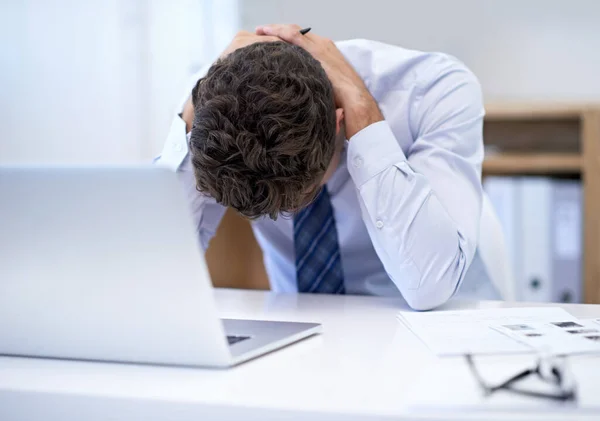 Całkowicie Wyczerpany Zmęczony Biznesmen Biurze — Zdjęcie stockowe