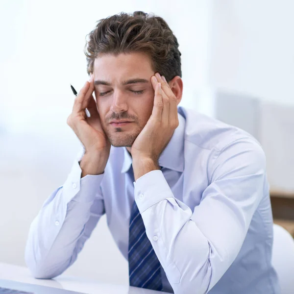 Pracy Boli Głowa Młody Biznesmen Wyglądający Zestresowanego Biurze — Zdjęcie stockowe
