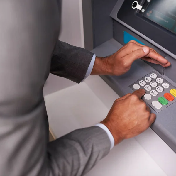 Тримайте Шпильку Безпеці Бізнесмен Вводить Свій Пін Код Банкоматі — стокове фото