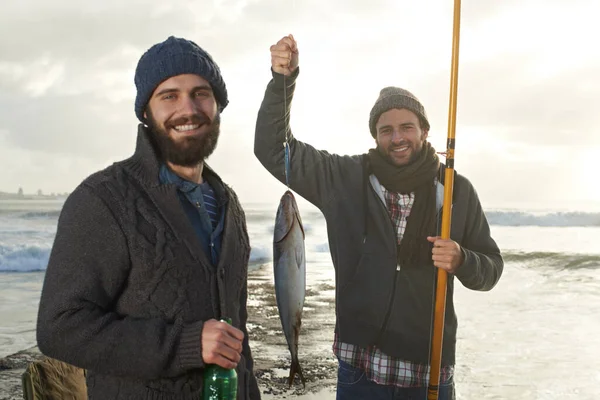 Esa Sonrisa Incómoda Cuando Atrapaste Nada Dos Jóvenes Pescando Océano —  Fotos de Stock