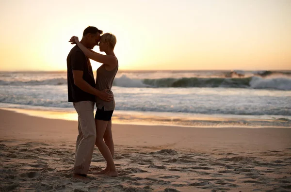 Солнце Никогда Сядет Любовь Зрелая Пара Наслаждающаяся Днем Пляже — стоковое фото