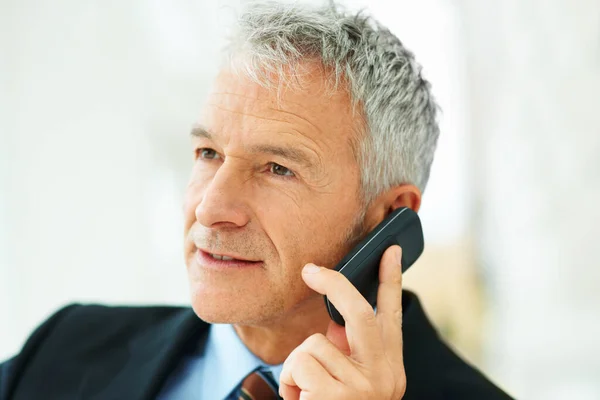 Хес Підключений Бізнесмен Зрілий Бізнесмен Говорить Мобільному Телефоні — стокове фото