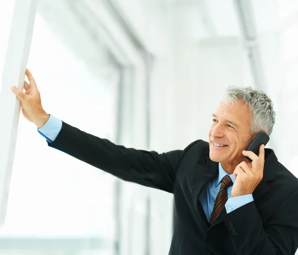 4Gでビジネスをしている 成熟したビジネスマンが携帯電話で話し — ストック写真
