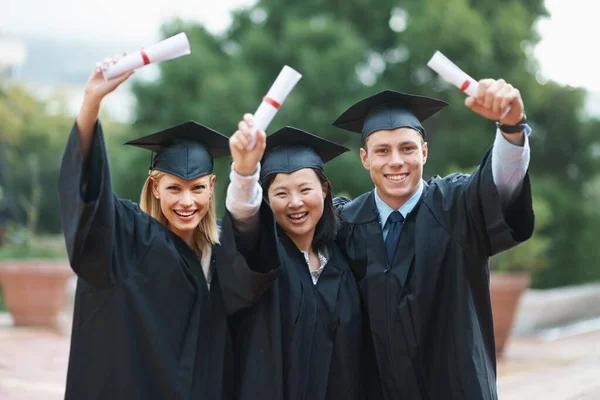 Succes Hier Komen Een Groep Enthousiaste Afgestudeerden Die Hun Diploma — Stockfoto