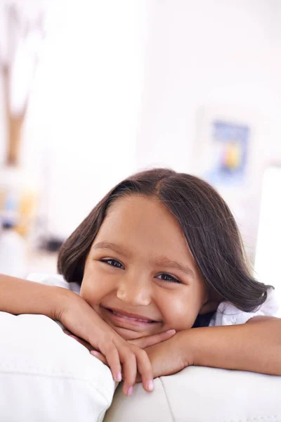 Γλυκό Χαμόγελο Καλλιεργημένο Πορτραίτο Ενός Μικρού Κοριτσιού Ξαπλωμένο Στον Καναπέ — Φωτογραφία Αρχείου