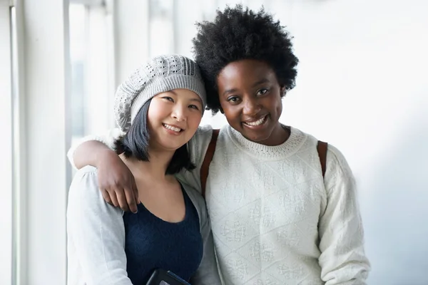 Friends Life Portrait Two University Students Hugging Smiling — Stock Photo, Image