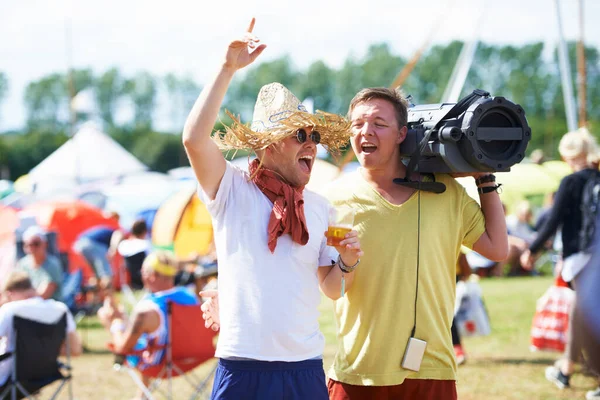 Fiúk Már Csak Ilyenek Két Barát Szórakozik Egy Szabadtéri Fesztiválon — Stock Fotó