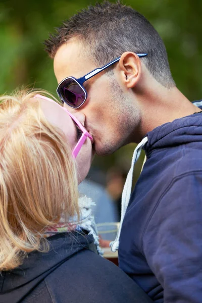 연인들 기간에 남녀가 키스를 — 스톡 사진