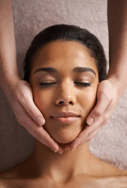 Massaggiare Corpo Mente Una Bella Giovane Donna Ottenere Massaggio Alla — Foto Stock