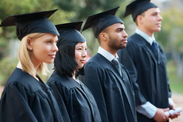 Parlak Bir Gelecek Için Hazır Genç Üniversite Mezunları Sırayla Diplomalarını — Stok fotoğraf