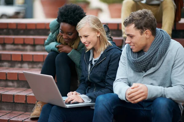 Kampüste Bir Grup Üniversite Öğrencisi Dizüstü Bilgisayardan Bir Şeye Bakıyor — Stok fotoğraf