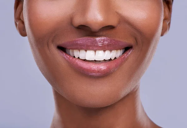 Lustige Lippen Ein Junger Frauenmund Vor Violettem Hintergrund — Stockfoto