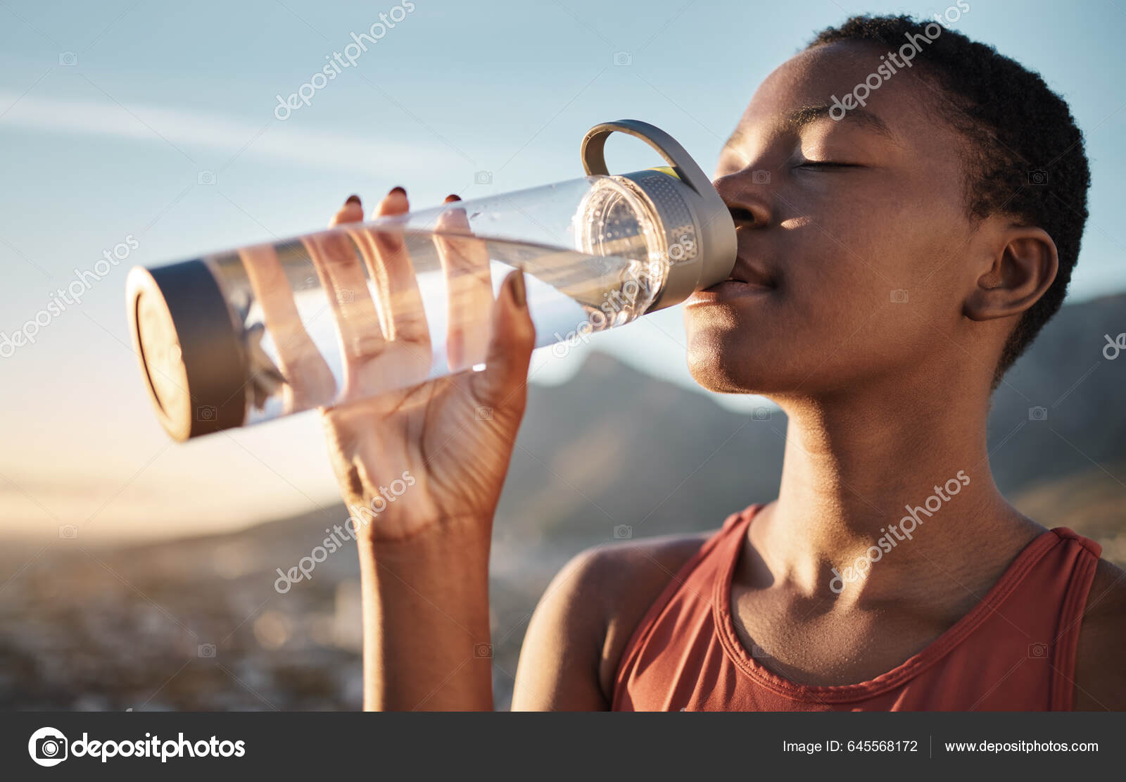 https://st5.depositphotos.com/62628780/64556/i/1600/depositphotos_645568172-stock-photo-fitness-black-woman-drinking-water.jpg