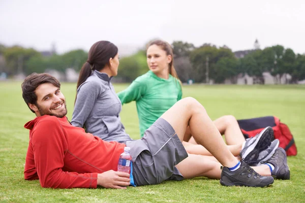 Macht Mehr Spaß Als Sport Eine Gruppe Junger Leute Entspannt — Stockfoto