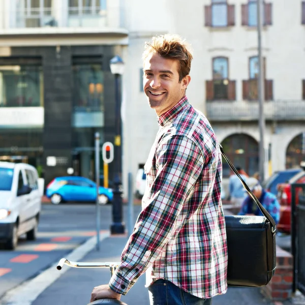Forma Despreocupada Viajar Retrato Homem Bonito Viajando Bicicleta Cidade — Fotografia de Stock