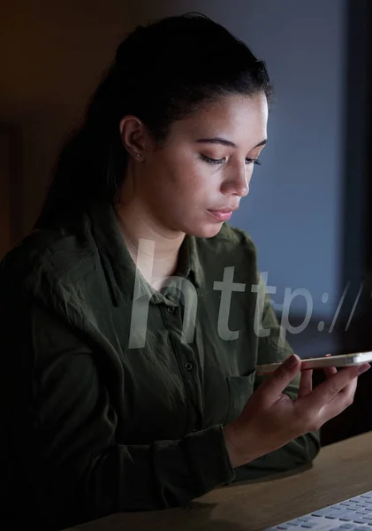 Webbsökning Internet Och Telefon Med Kvinna Kontoret Natten För Nätverkande — Stockfoto